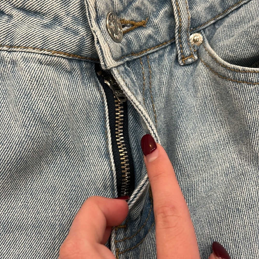 🎀Edikted Raelyn Low Rise Light Wash Jeans! The perfect fit and trendy!🎀 - Picture 4 of 6